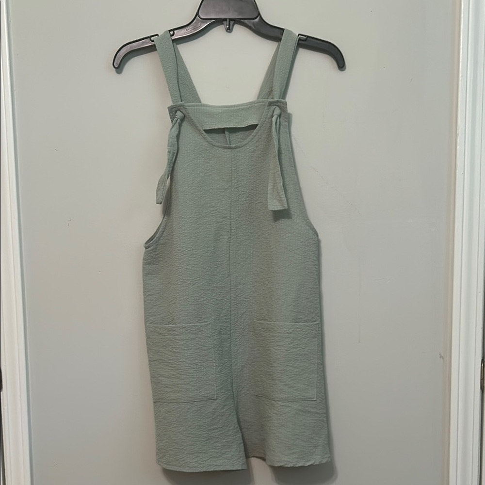 Green Casual Jumpsuit with Soft Fabric and Front Pockets